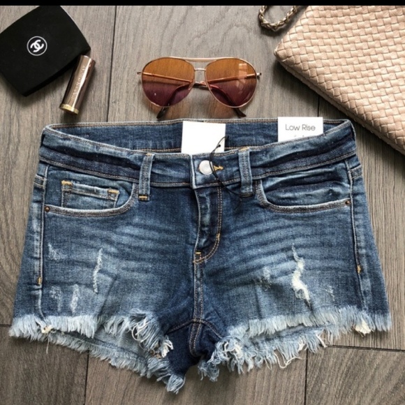 Boutique Pants - Nwt Low Rise Frayed Hem Distressed Denim Shorts